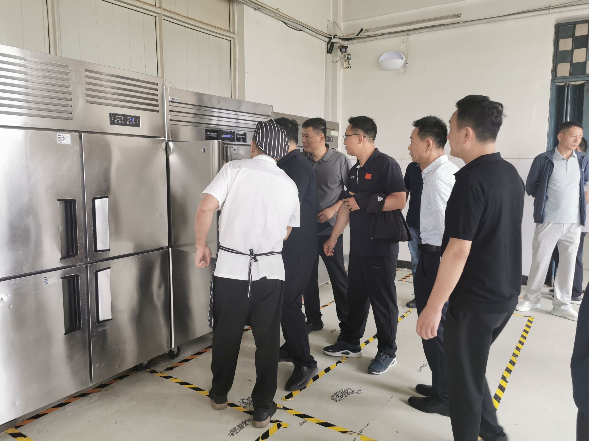 副校长贺德稳深入崇文校区学生餐厅走访调研